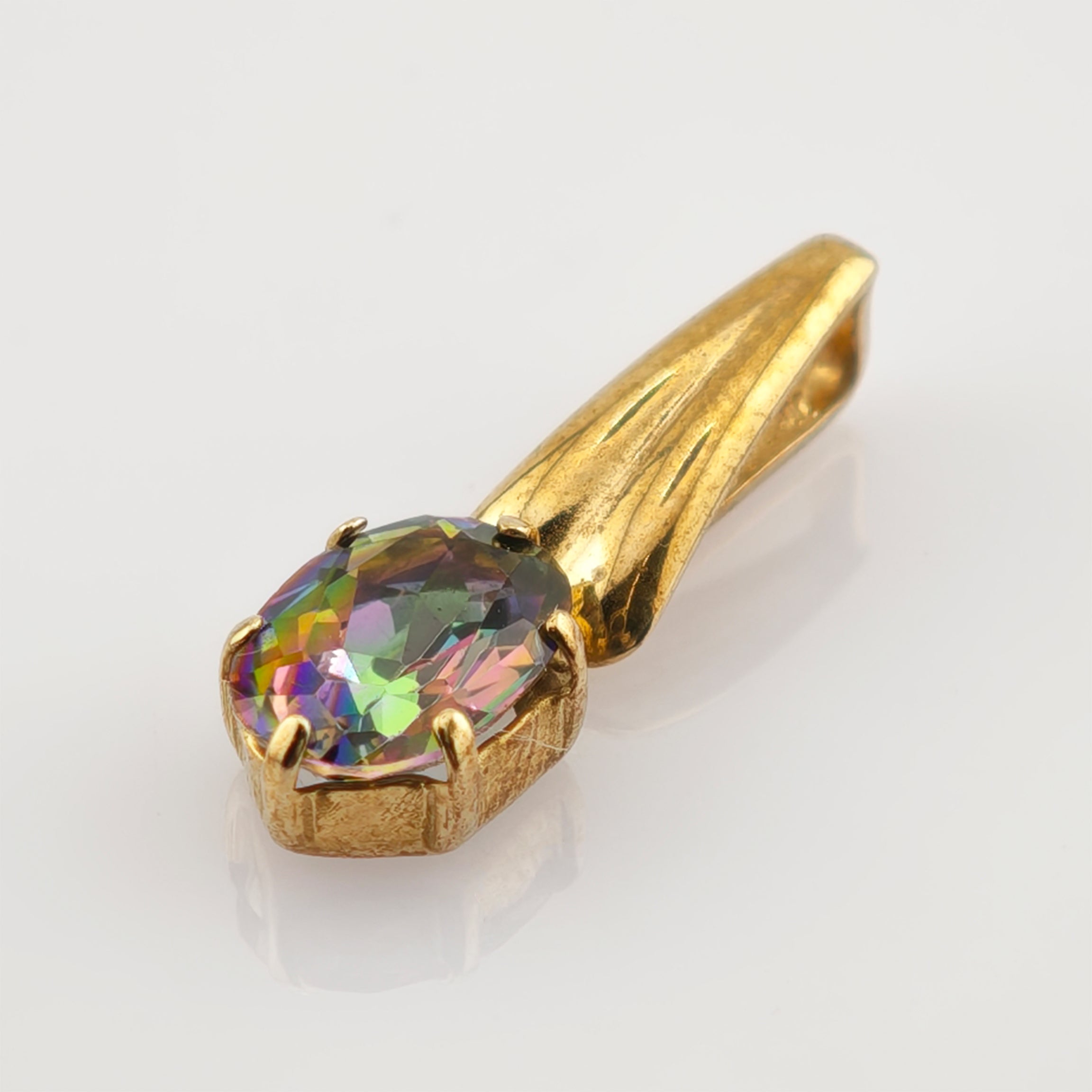 Goldener Anhänger mit ovalem facettiertem Edelstein in Grün, Lila und Blau, gefasst mit Krappen.