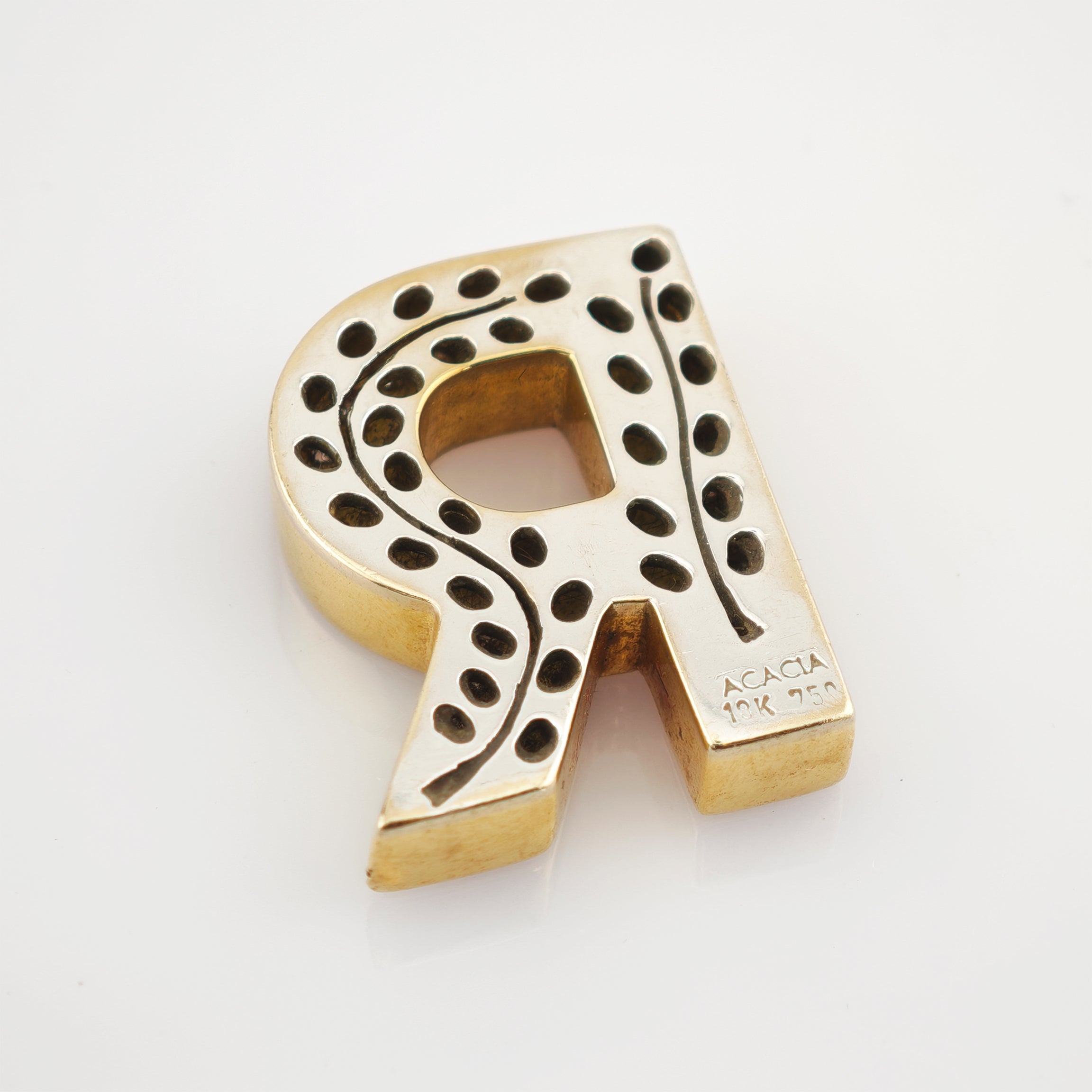 Goldener Buchstabenanhänger R mit Punkt- und Linienmuster, Gravur ACACIA und 18K 750.