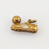 Goldener Fußballschuh-Anhänger mit drei weißen Streifen und kleinem Fußball auf dem Spann