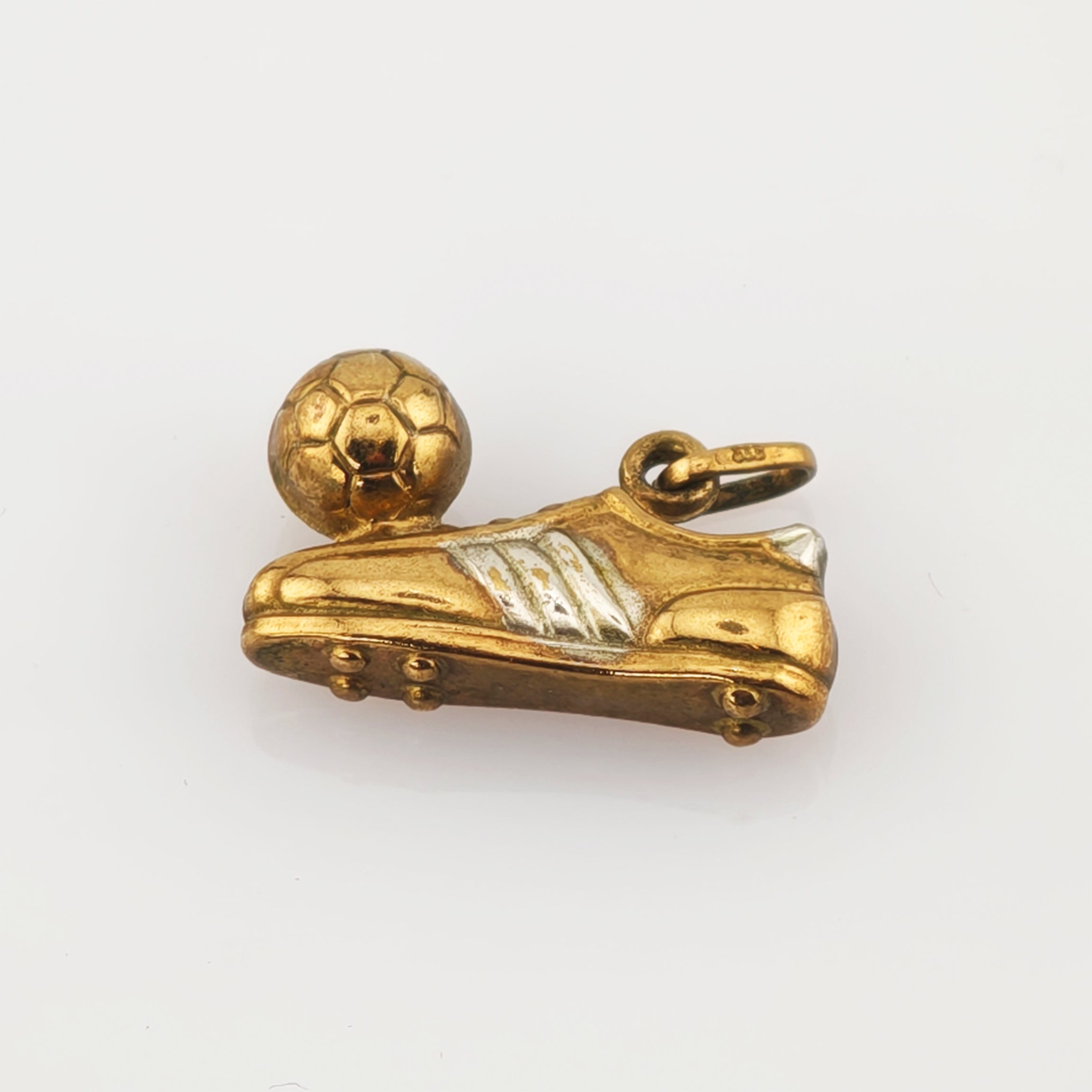 Goldener Fußballschuh-Anhänger mit drei weißen Streifen und kleinem Fußball auf dem Spann