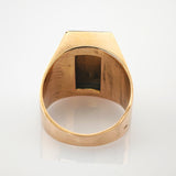 Goldener Herrenring mit flachem Top und rechteckiger Aussparung auf weißem Hintergrund.