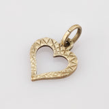 Goldener herzförmiger Anhänger mit geometrischem Dreiecksmuster und kleinem Ring zur Befestigung an einer Kette.