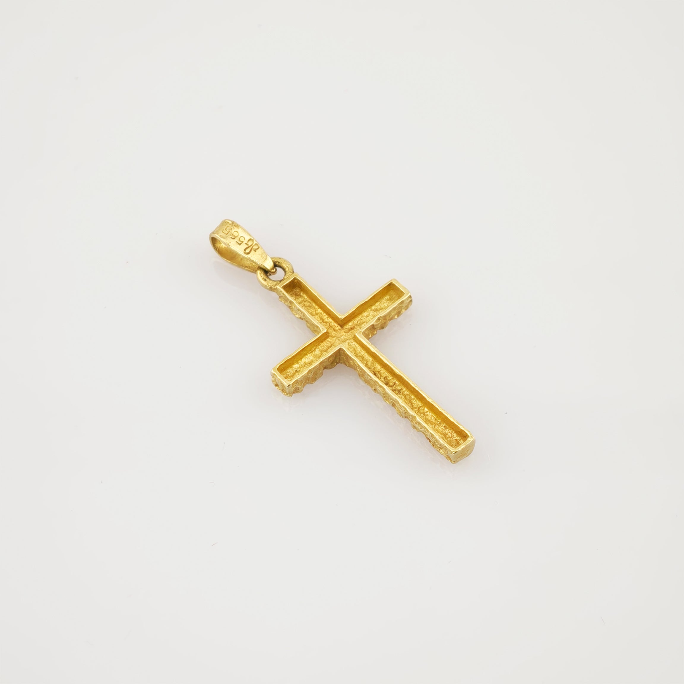 Goldener Kreuzanhänger mit strukturierter Oberfläche und Goldfeingehalt geprägt 585 auf weißem Hintergrund.