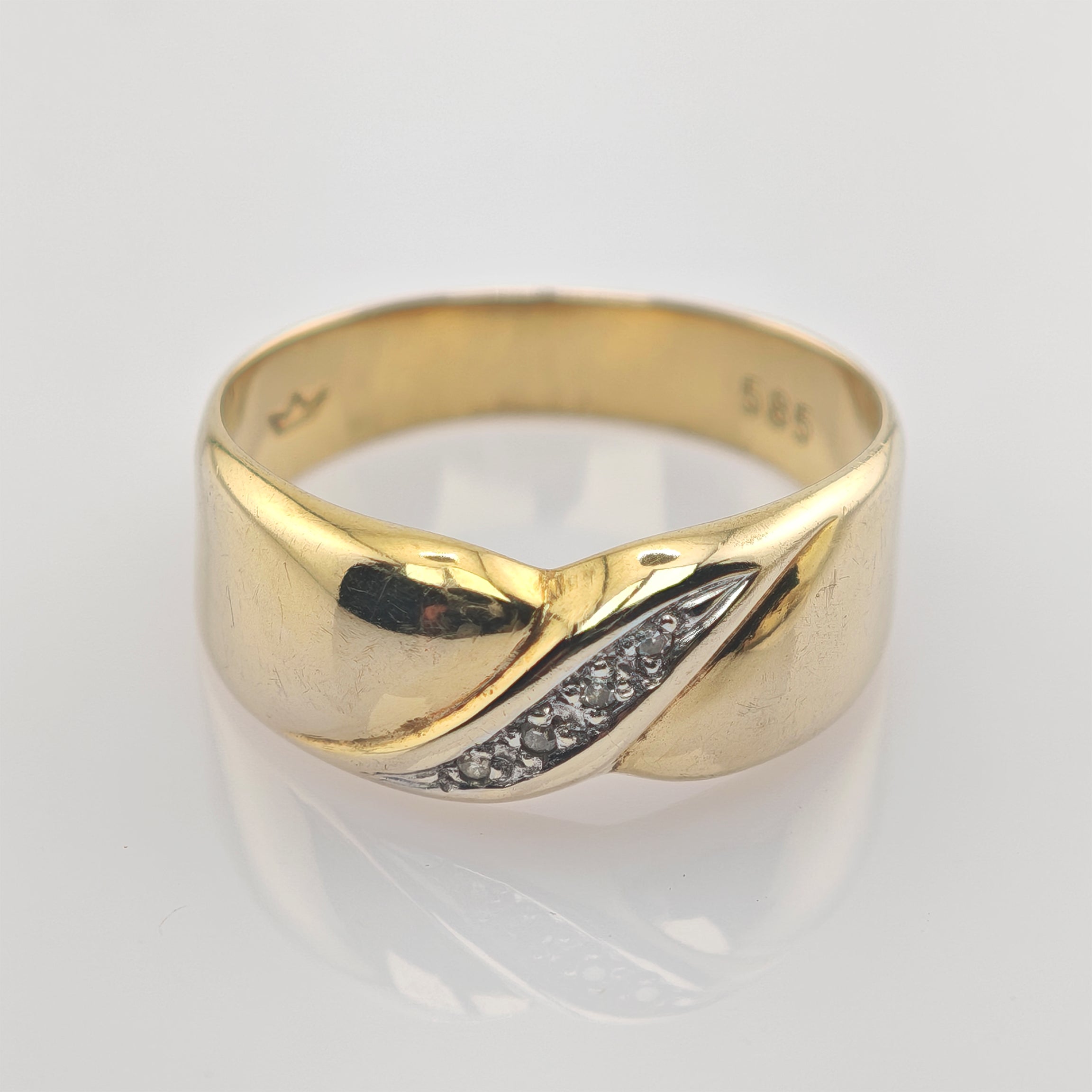 Goldener Ring mit gedrehtem Design und kleinen Diamanten in Weißgoldfassung, eingraviert 585.