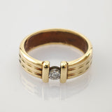 Goldener Ring mit rundem Diamant und geripptem Band im Vintage-Design