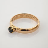 Goldener Ring mit schwarzem Edelstein und gravierter Inschrift M. W. 30. XI. 22 auf dem Innenband.