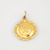 Goldener runder Anhänger mit muschelartigem Rand und Cut-out-Muster, geprägt mit AR und 750.