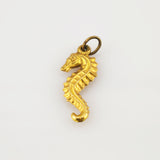 Goldener Seepferdchen-Anhänger mit detaillierten Verzierungen, ideal für Vintage-Schmuck.