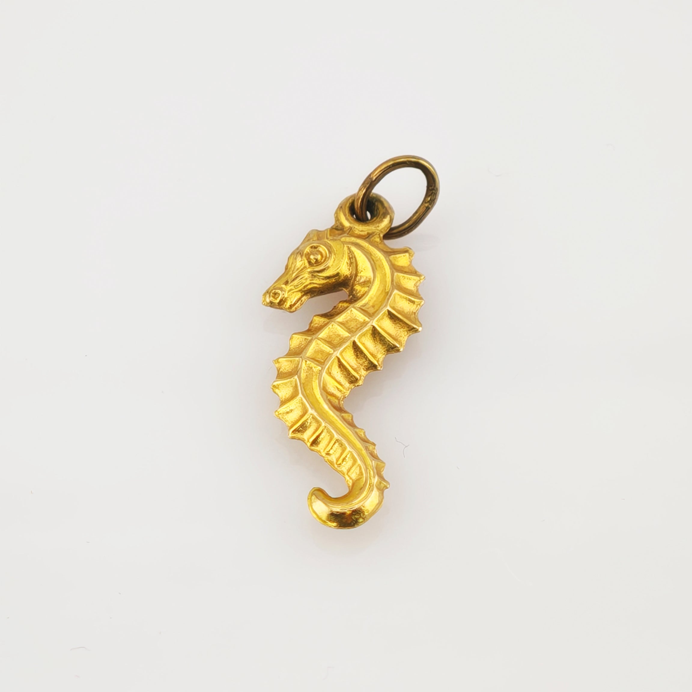 Goldener Seepferdchen-Anhänger mit detaillierten Verzierungen, ideal für Vintage-Schmuck.
