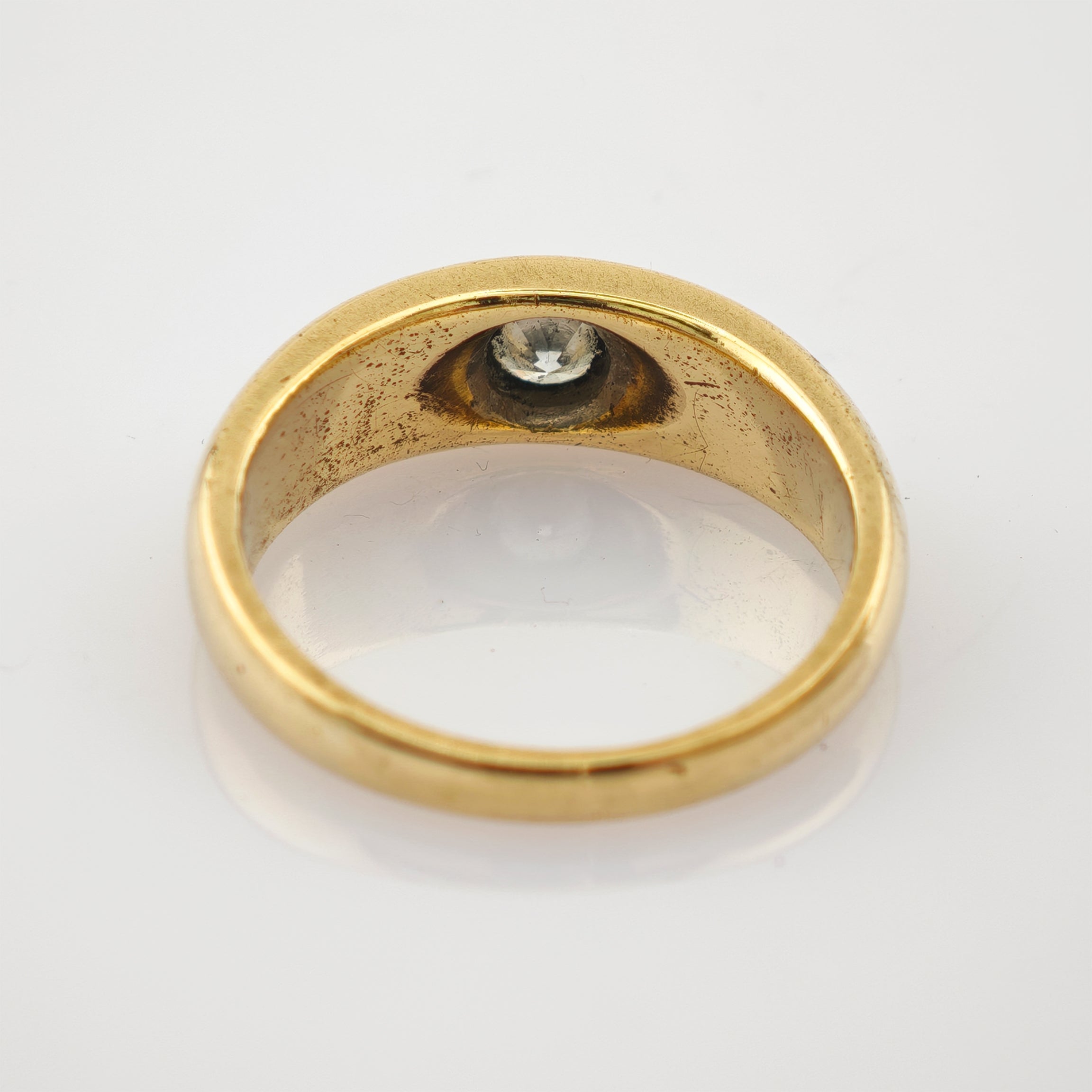 Goldener Vintage-Ring mit kleinem klaren Stein und Gebrauchsspuren