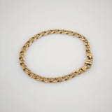 Goldenes Kettenarmband mit ovalen Gliedern in Kreisform auf weißem Hintergrund.