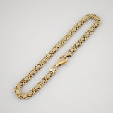 Goldenes Kettenarmband mit rechteckigen Gliedern und polierter Oberfläche auf weißem Hintergrund.