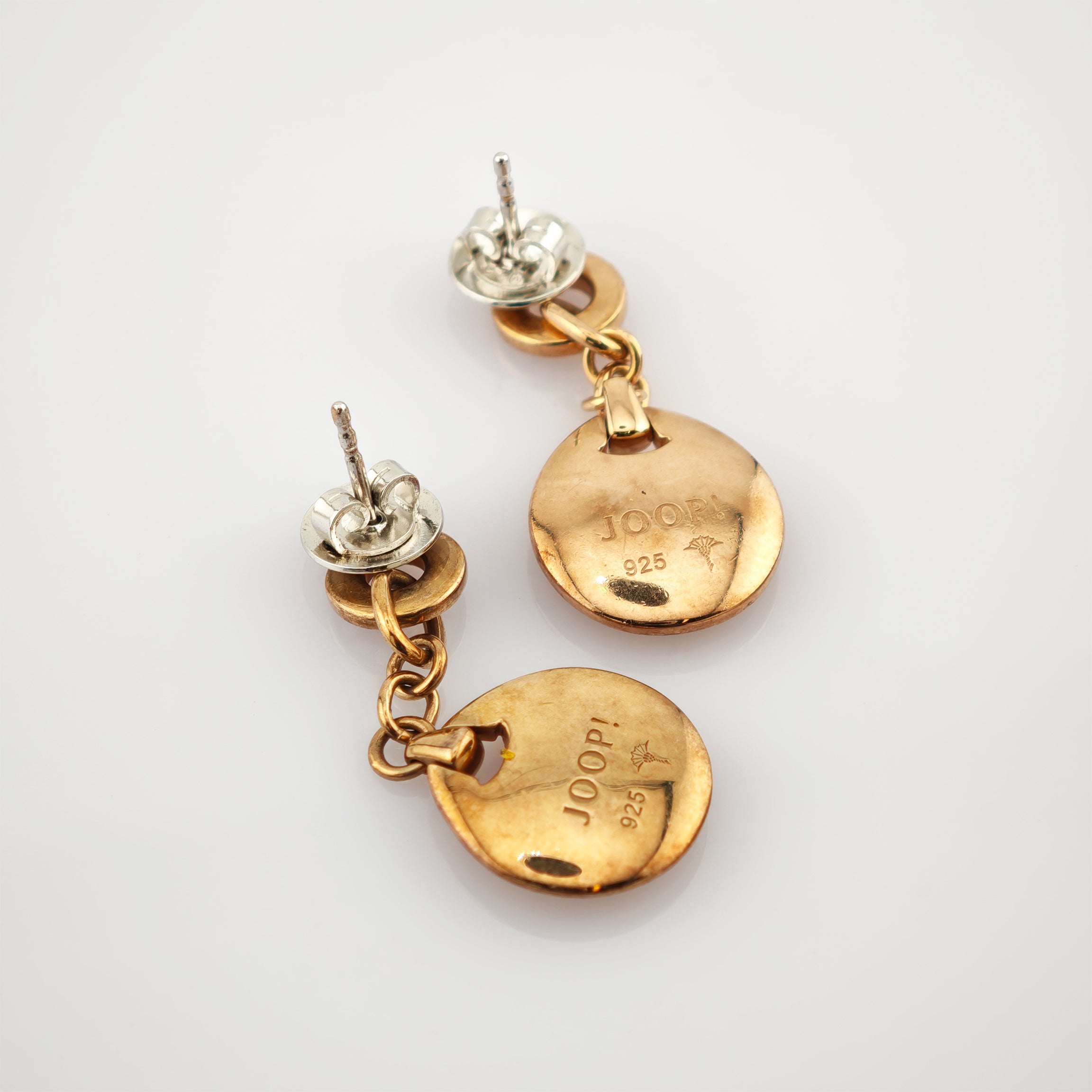Goldfarbene Ohrhänger mit runden JOOP! und 925 Gravuren auf weißem Hintergrund