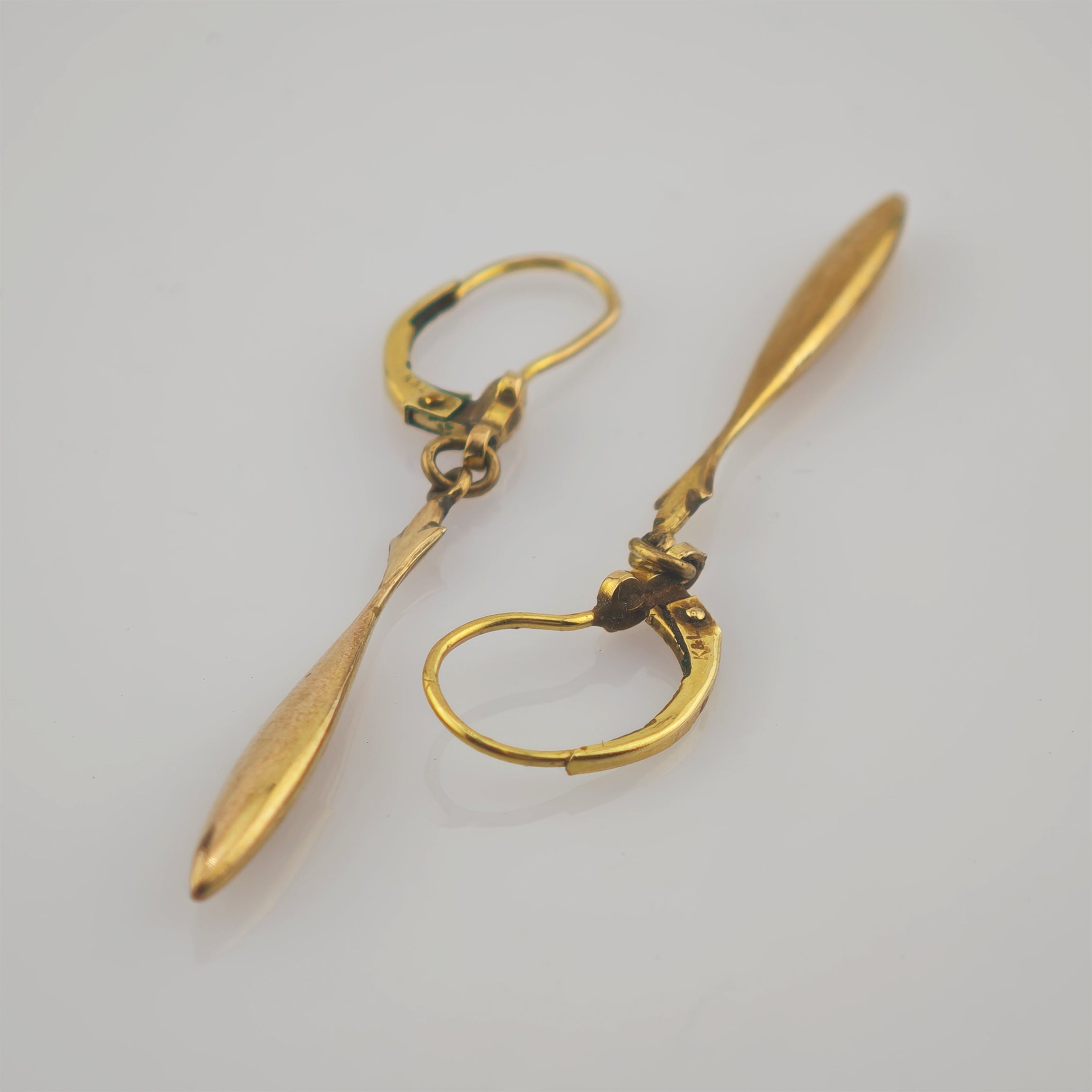 Elegante goldfarbene Ohrringe mit tropfenförmigen Anhängern und Hebelverschluss