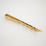 Goldfarbener Krawattenklammer mit glatter Oberfläche und eingravierter Zahl 585 aus Edelgold.