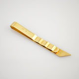 Goldfarbener Metallclip mit polierter Oberfläche und fünf erhabenen Rillen, graviert mit 585 und N.