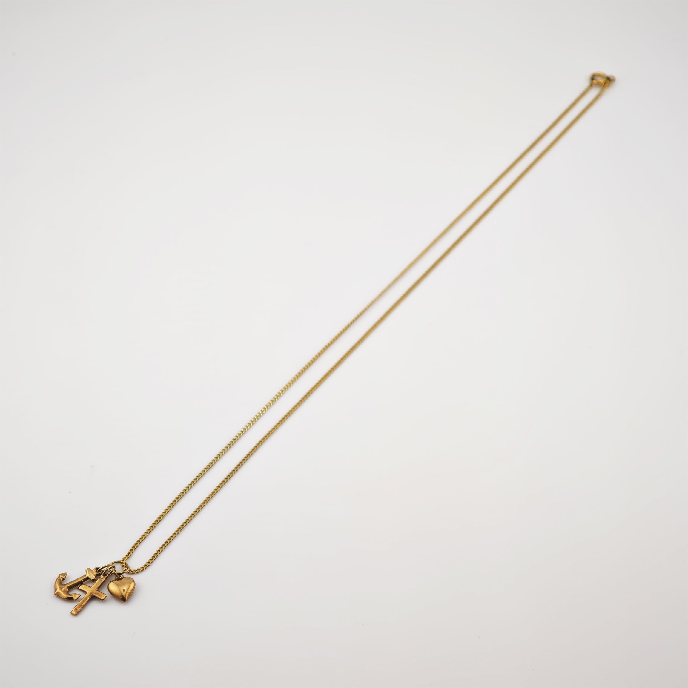 Goldkette mit drei Anhängern: Anker, Kreuz und Herz