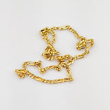 Goldkette mit rechteckigen und ovalen Gliedern auf weißem Hintergrund.