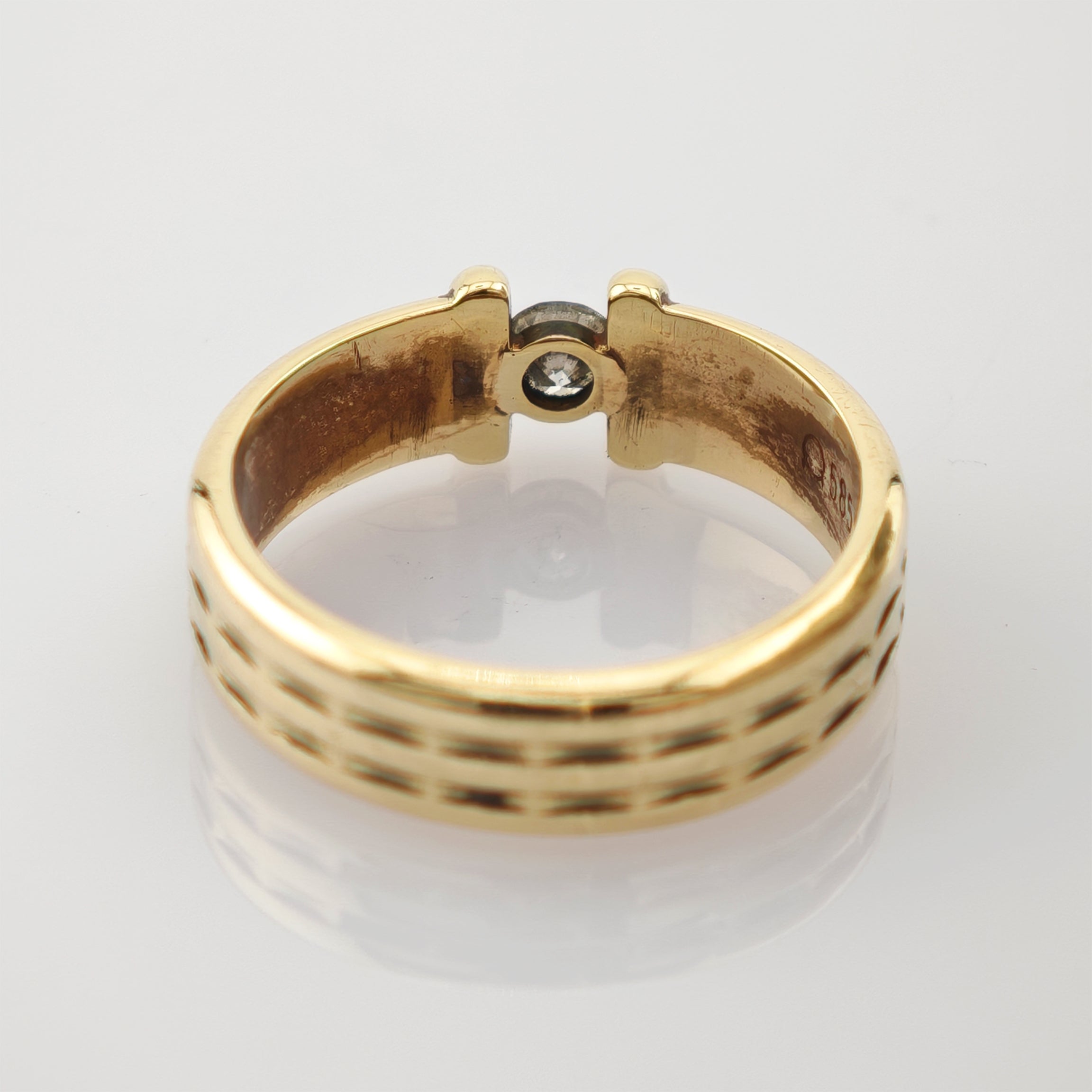 Goldring mit 585-Punze, kariertem Muster und polierter Oberfläche