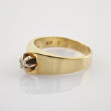 Goldring mit breitem flachem Band, blumenförmiger Fassung und kleinem Diamanten, 10K Punze.