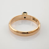 Goldring mit dunklem Edelstein und Stempeln T und 82 innen