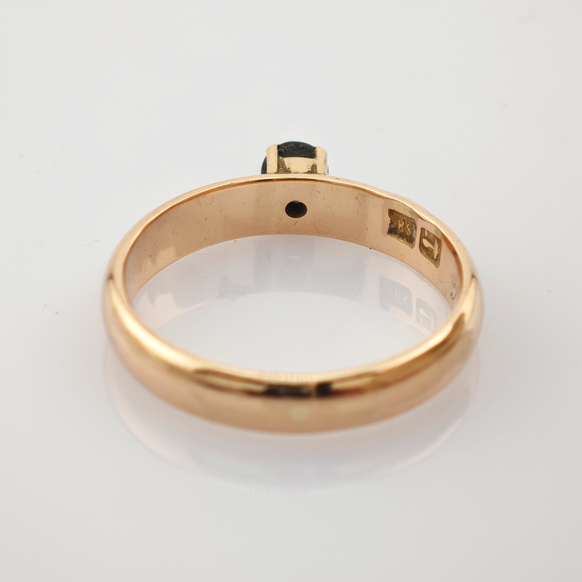 Goldring mit dunklem Edelstein und Stempeln T und 82 innen