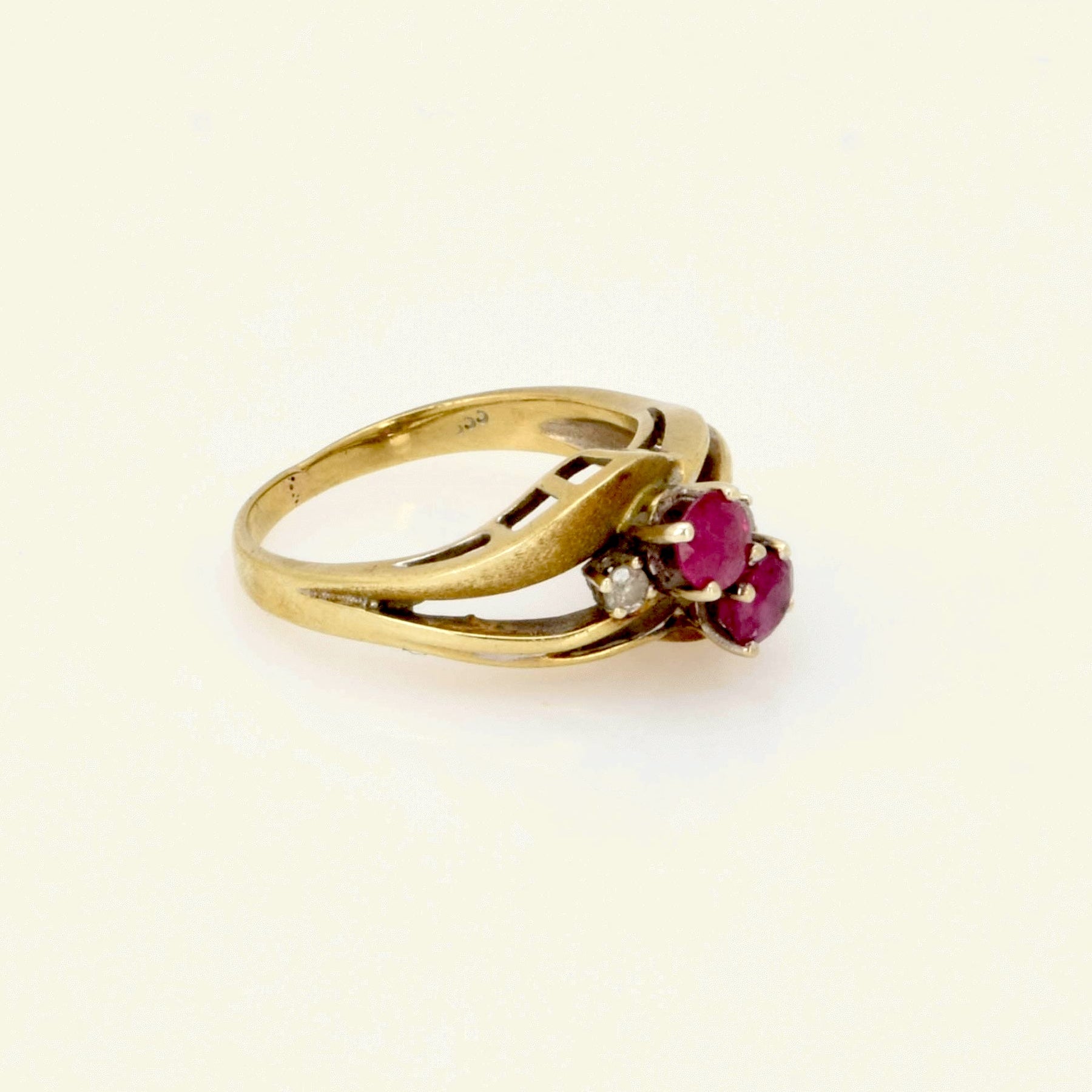 Goldener Ring mit einzigartigem Band und Dreiecksanordnung aus roten Rubinen und kleinem Diamanten
