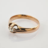 Goldring mit glattem Band und krallenförmiger Fassung mit klarem Edelstein