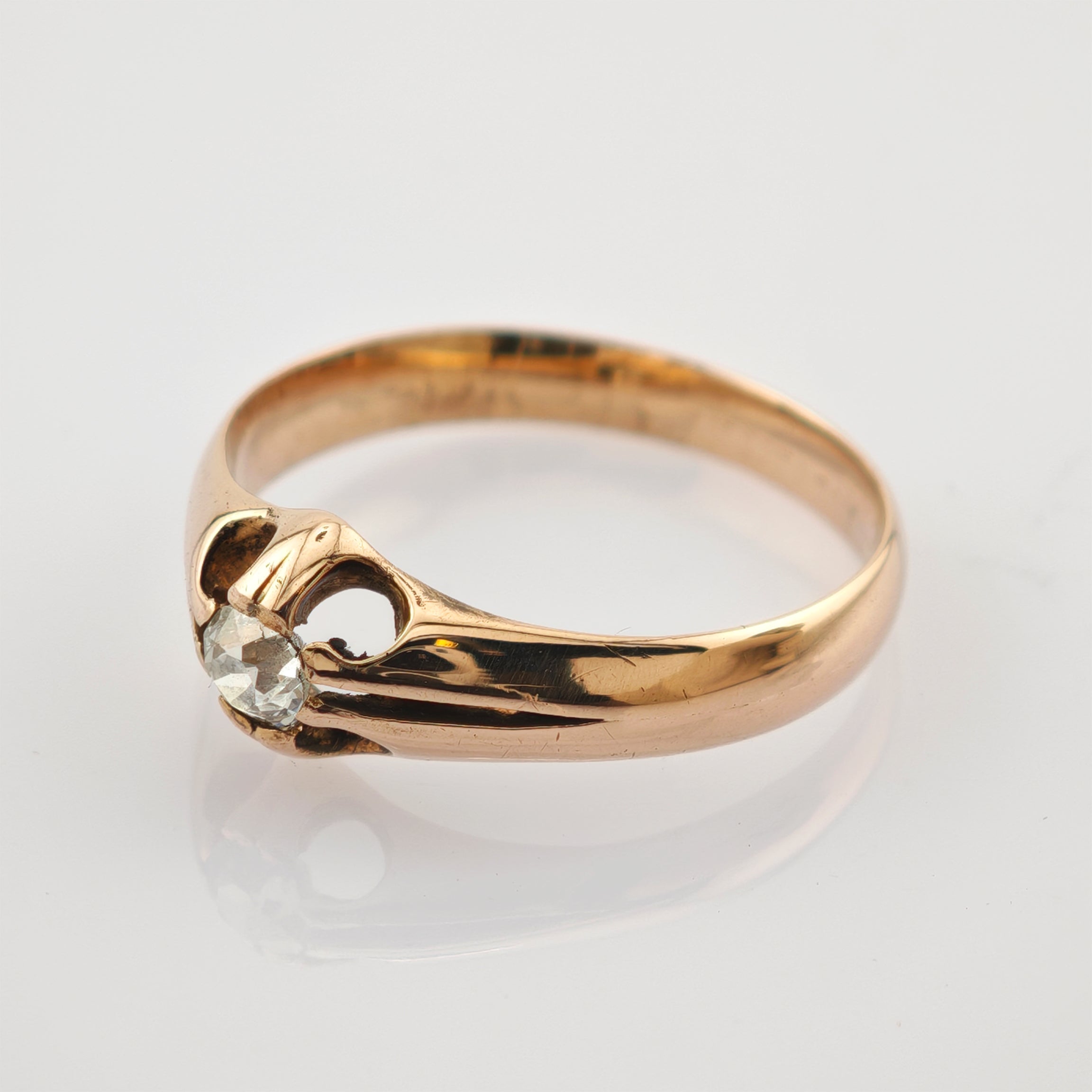 Goldring mit glattem Band und krallenförmiger Fassung mit klarem Edelstein