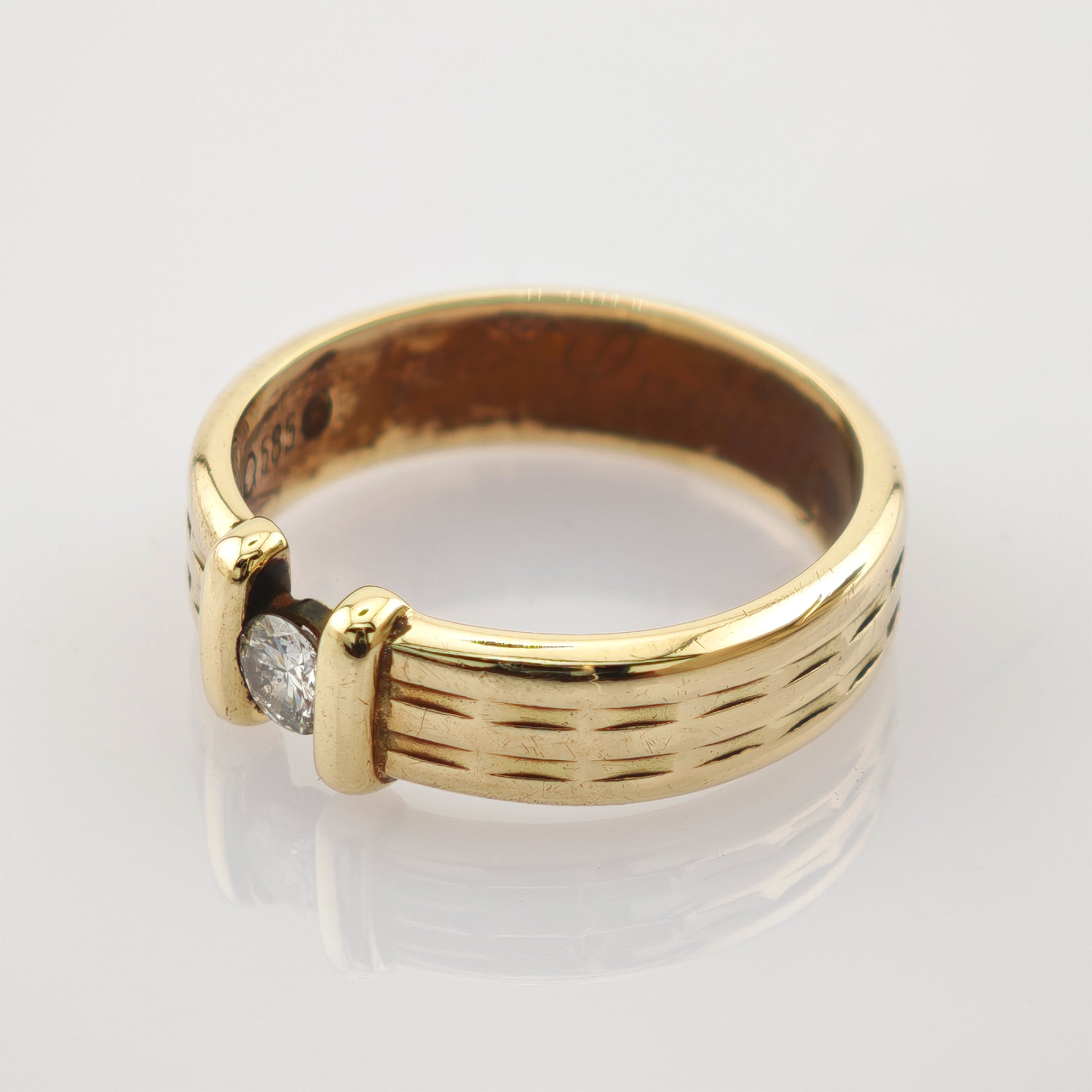 Goldring mit ovalem Diamant und strukturiertem Band, punziert mit 585, Vintage-Schmuck