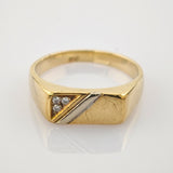 Goldring mit rechteckiger Fläche, drei klaren Steinen in Dreiecksfassung und silbernem Streifen, gestempelt 375.