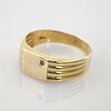 Goldring mit rechteckiger Oberseite und kleinem Eckstein, mit parallelen Linien an den Seiten