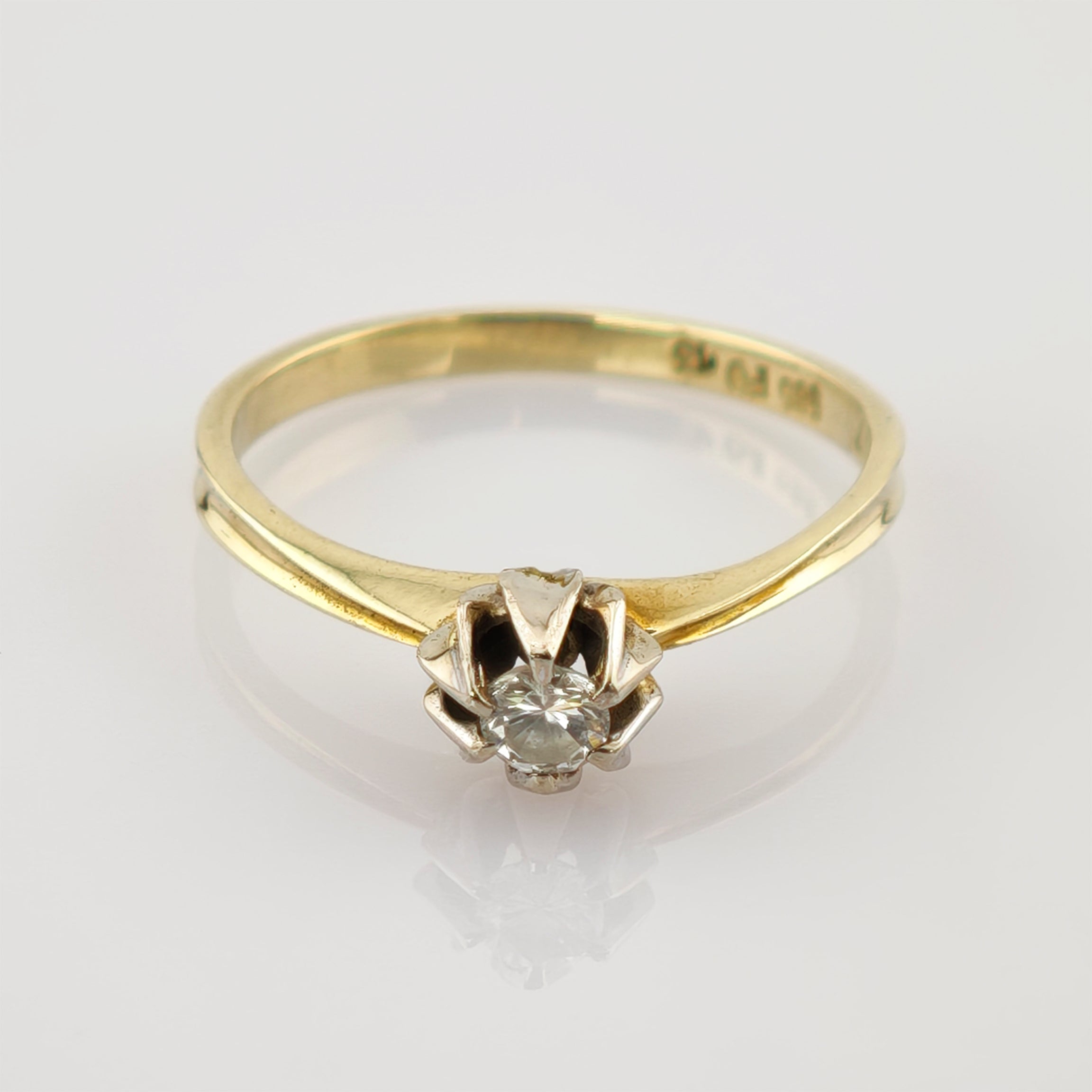 Feiner goldener Ring mit schmalem Band, zentralem Edelstein in silberner Krappenfassung, Gravur 585 PT 45 innen.