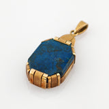 Goldener Anhänger mit Lapislazuli