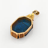 Goldener Anhänger mit Lapislazuli