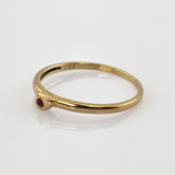 Feiner Goldring mit zentralem Rubin