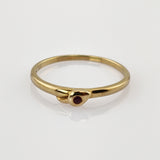 Feiner Goldring mit zentralem Rubin