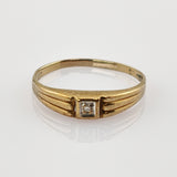 Goldring mit Diamantakzent