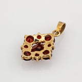 Anhänger aus Gold mit Granatblüte