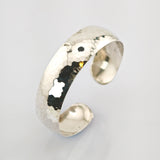 Silber Armreif gehämmert im modernen Design