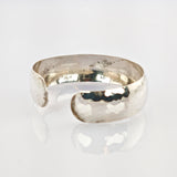 Silber Armreif gehämmert im modernen Design