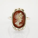 Silberring mit Muschelkamee im klassischen Stil