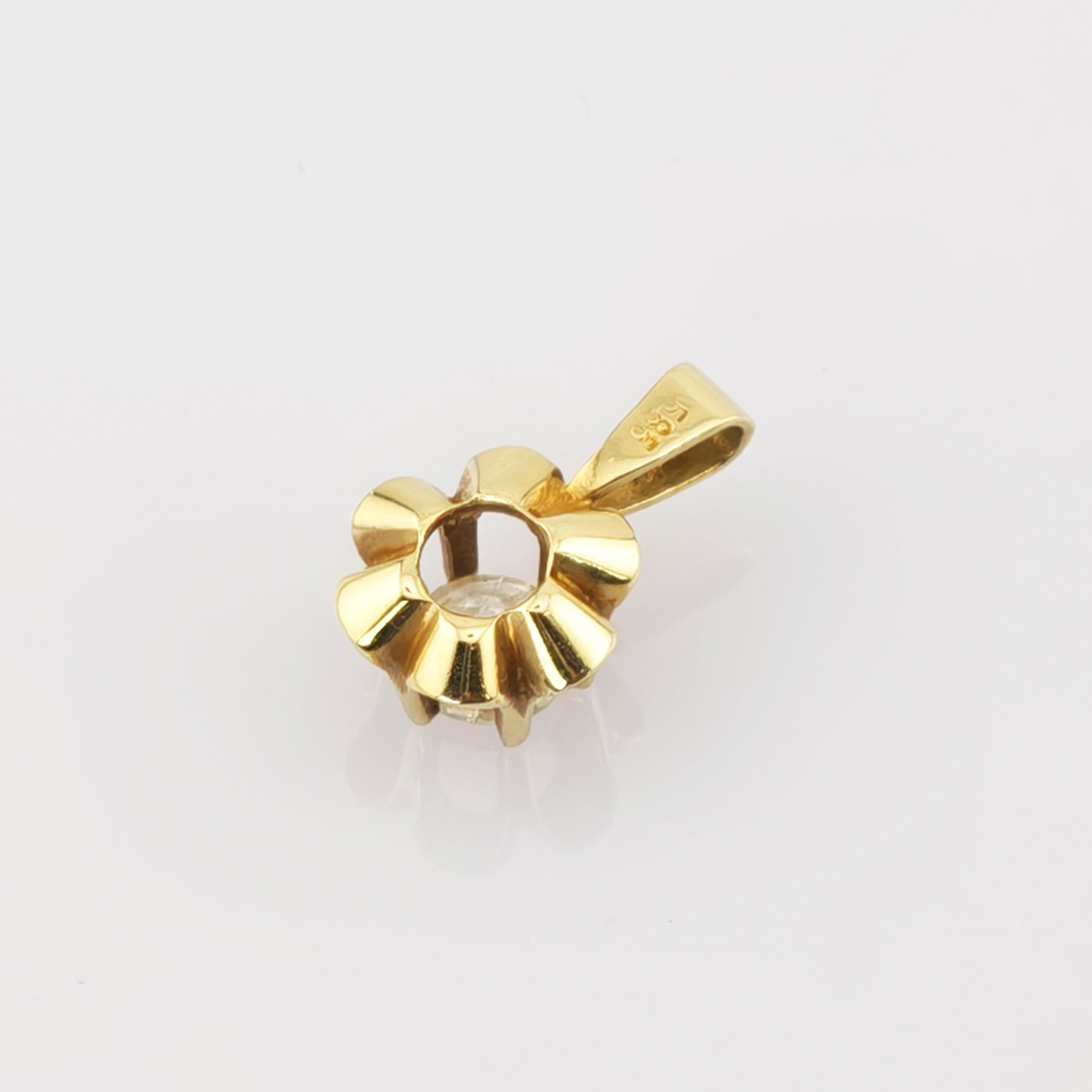 Kleiner Goldanhänger in Blumenform mit hohlem Zentrum und 585er Prägung.