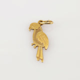 Kleiner Goldanhänger in Form eines Papageis mit feinen Details und Aufhängevorrichtung.