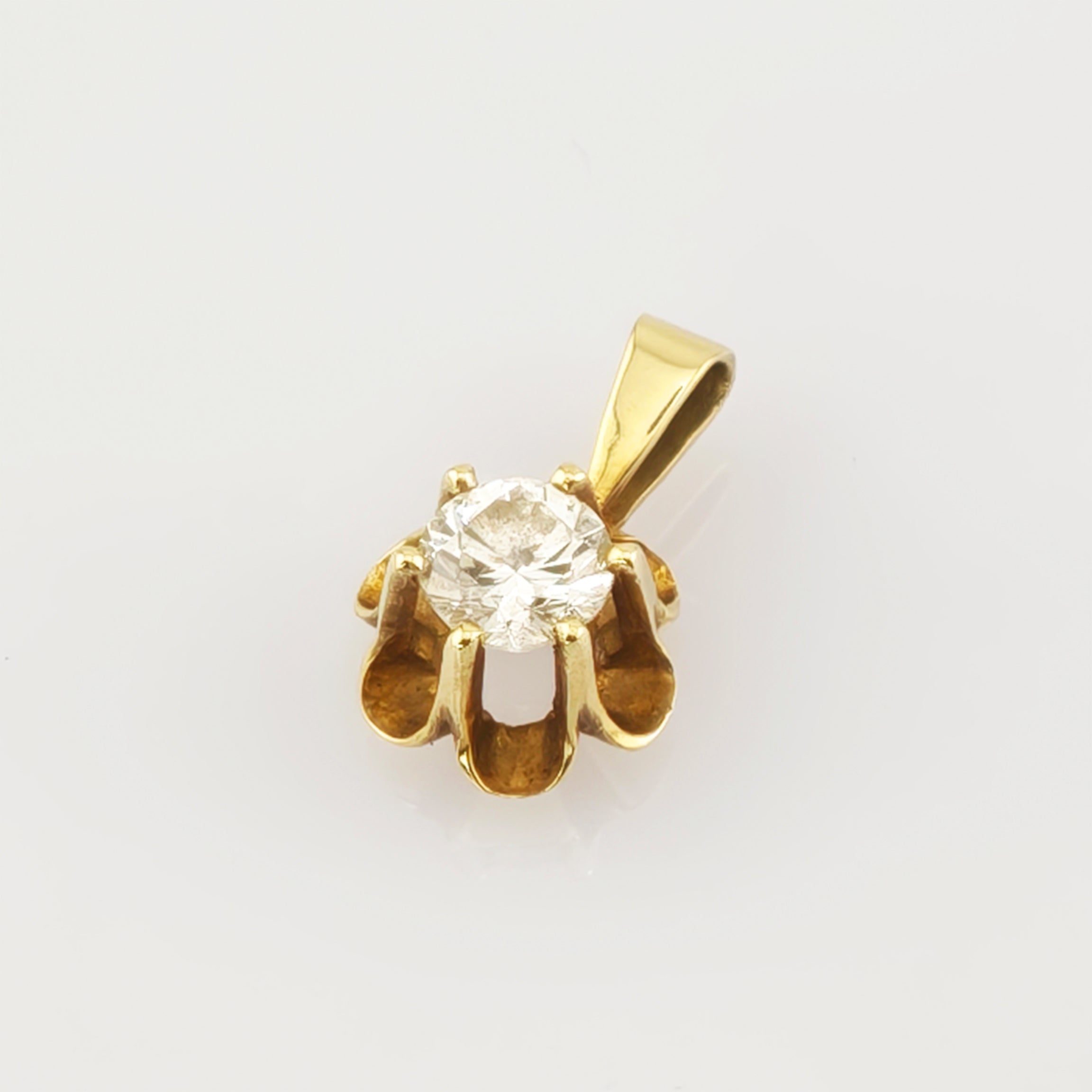 Kleiner goldener Anhänger mit rundem klaren Edelstein und blumenförmiger Krappenfassung