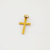 Kleiner, goldfarbener Kreuzanhänger mit rundem Hänger für Halskette auf weißem Hintergrund.