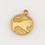 Kleiner runder Goldanhänger mit erhobenen Löwenmotiv und detailreichem Mähnenrelief auf strukturierter Oberfläche
