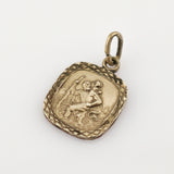 Kleiner Vintage-Anhänger aus Gold mit erhabenem Relief eines Heiligen mit Kind und Heiligenschein auf quadratischer Platte mit strukturierter Umrandung