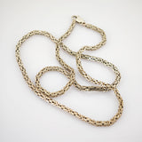 Silberne Königskette auf weißem Hintergrund