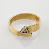 Massiver Goldring mit flachem Band, dreieckiger Fassung aus Silber und rundem Diamanten.